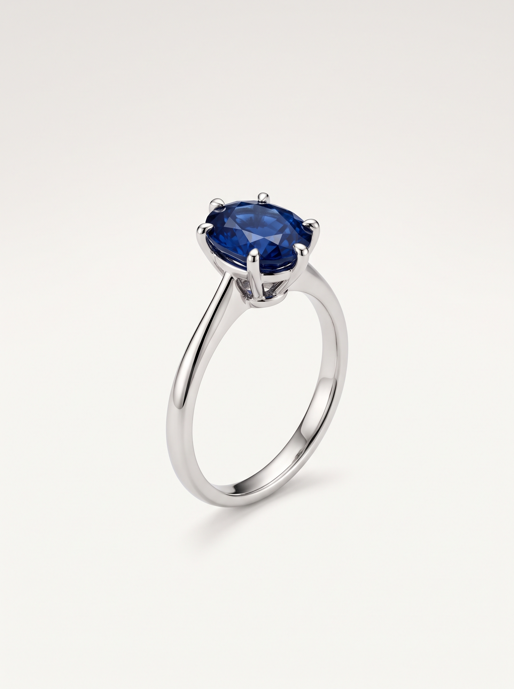 Solitaire Éclat du Rhône en or blanc, saphir bleu taille ovale sur monture six griffes