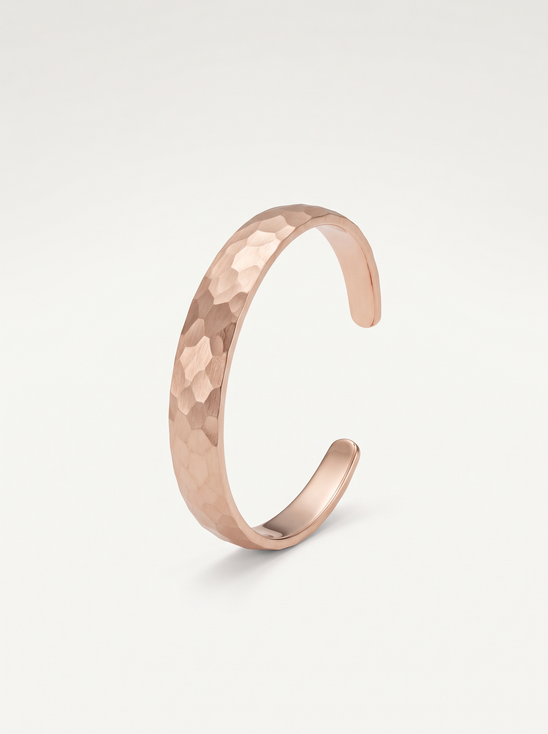 Bracelet manchette ouvert en or rose, texture martelée irrégulière