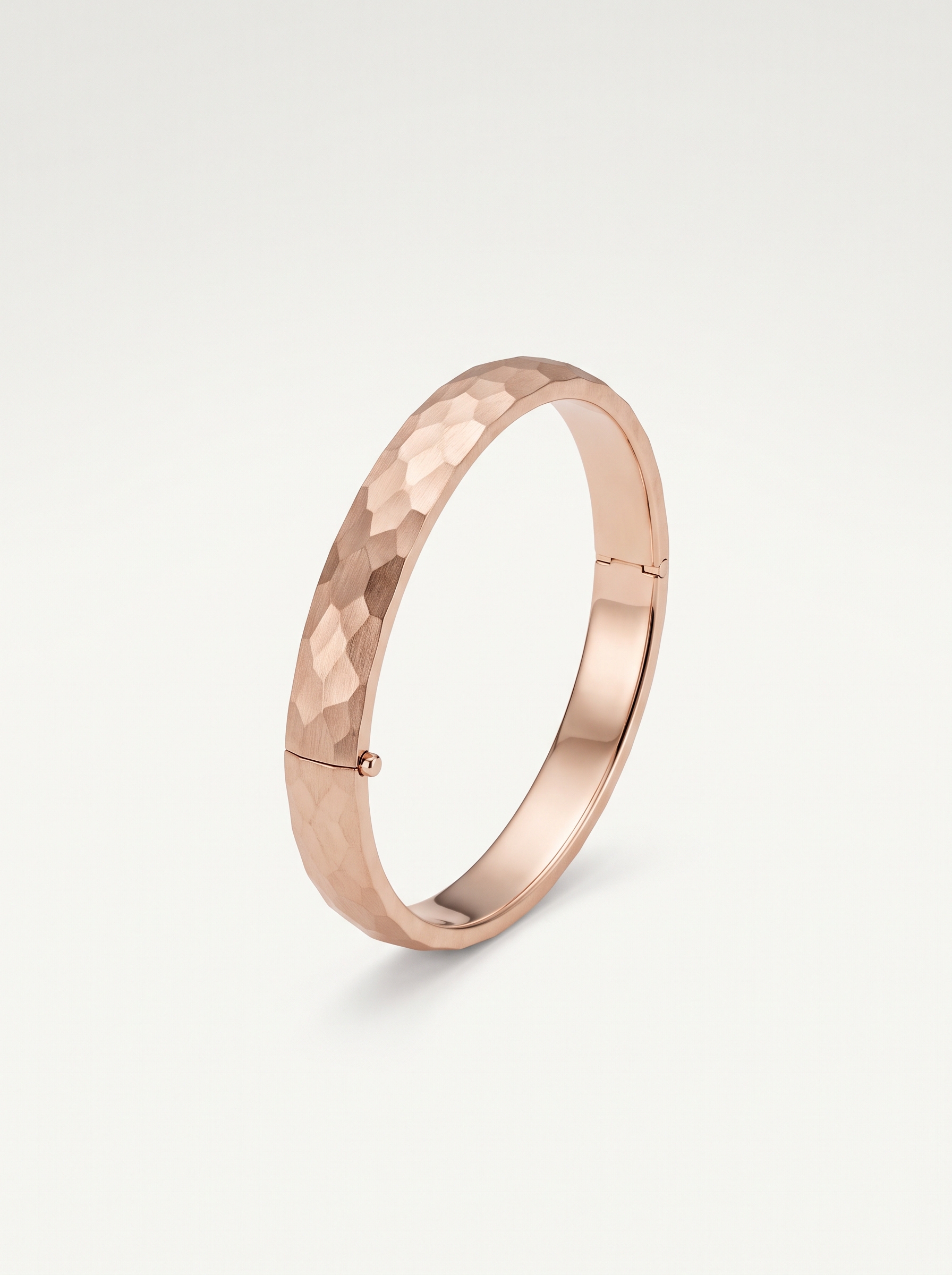 Bracelet jonc Provence en or rose martelé, finition mate